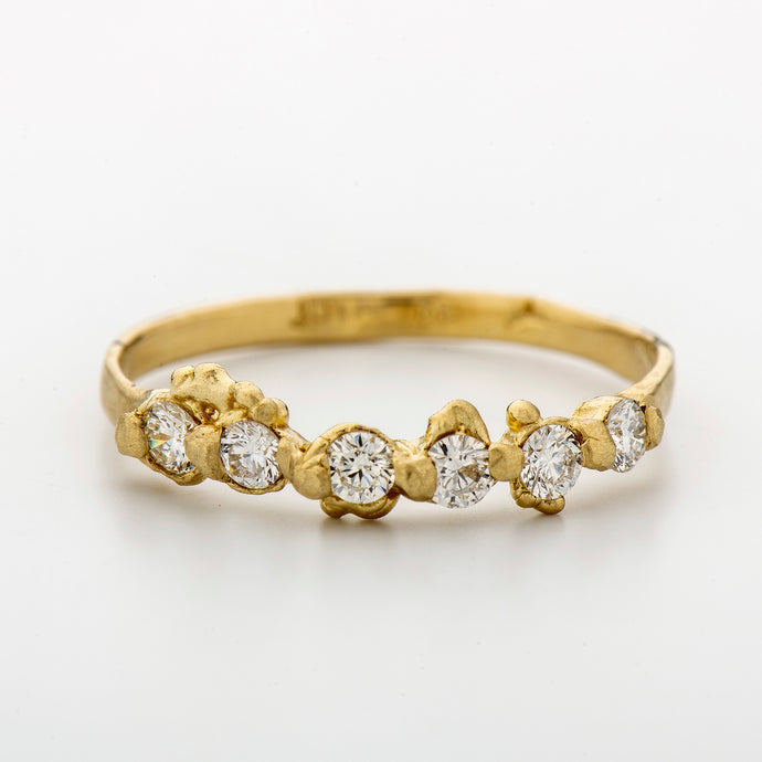 DR1055 | טבעת נצח משובצת יהלומים לבנים, בהשראת הים