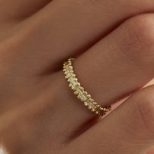 Load image into Gallery viewer, B1016 | טבעת נישואין מלכותית משובצת יהלומים מלבניים