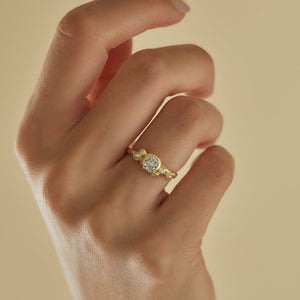 DR1048 |  טבעת קלסטר גדולה משובצת יהלומים