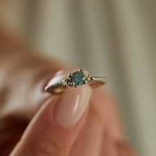 Load image into Gallery viewer, DR1054 | טבעת עדינה בשיבוץ יהלום כחול