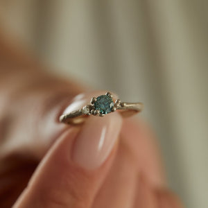 DR1054 | טבעת עדינה בשיבוץ יהלום כחול