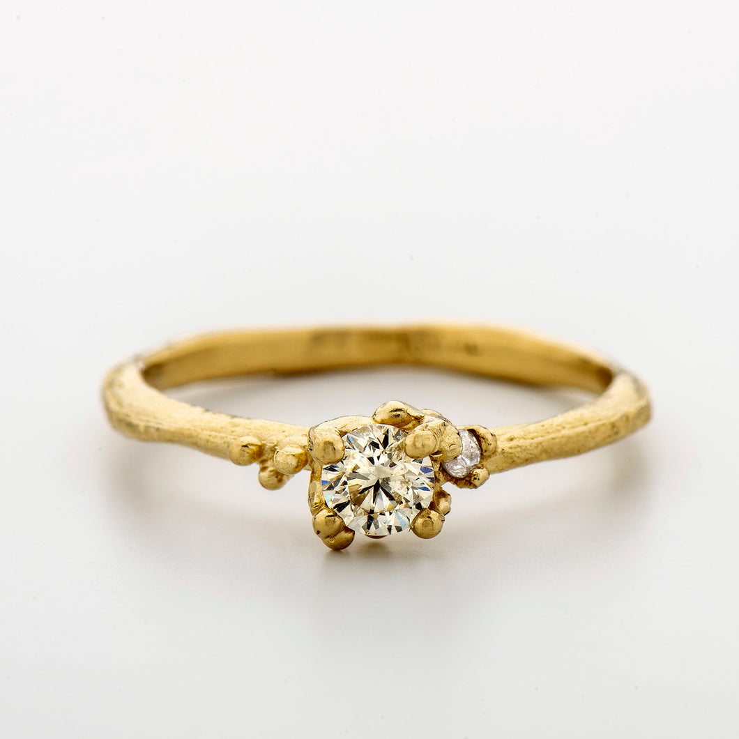 DR1053 | טבעת עדינה בשיבוץ יהלום שמפניה