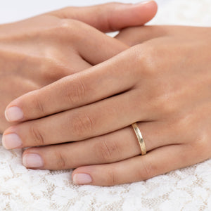 B1004 | טבעת נישואין בטקסטורה אורגנית- פרופיל אובלי