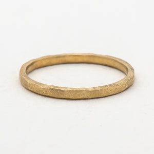 B1005 | טבעת נישואין עדינה עם טקסטורה חולית