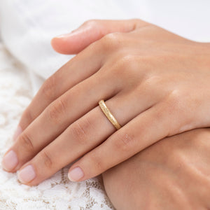 B1006 | טבעת נישואין עם טקסטורה אורגנית- פרופיל חצי עגול