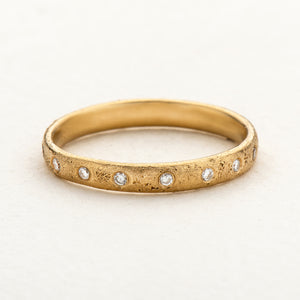 B1007 | טבעת נישואין אובלית בטקסטורה אורגנית עם יהלומים 