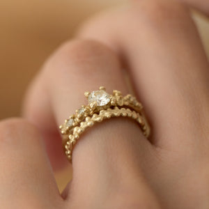 B1003 | טבעת נישואין מלכותית מעוטרת גרנולציות