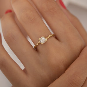 DR1027 | טבעת סוליטייר ייחודית משובצת יהלום  מושלג