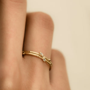 DR1034 |  טבעת דו שכבתית עדינה עם עיטורים ימיים, משובצת שני יהלומים