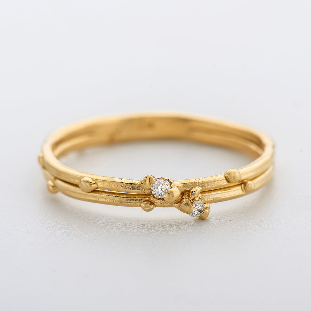 DR1034 |  טבעת דו שכבתית עדינה עם עיטורים ימיים, משובצת שני יהלומים