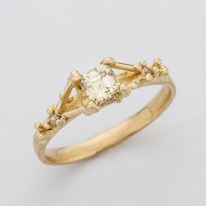 DR1036 | טבעת מלכותית בשיבוץ יהלום אשר קאט