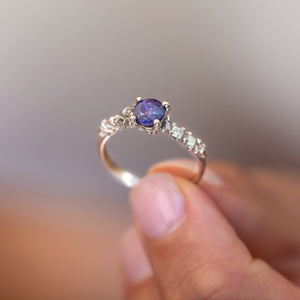 R1021 | Detailed Sapphire Ring with Champagne Diamonds