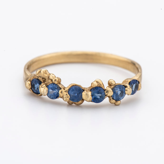 R1008 | טבעת נצח משובצת אבני ספיר, בהשראת הים