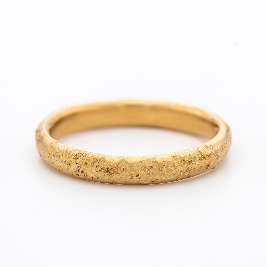 B1006 | טבעת נישואין עם טקסטורה אורגנית- פרופיל חצי עגול