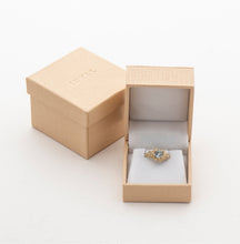 Load image into Gallery viewer, R1025 | טבעת כפולה משובצת אמרלד ויהלום בגוון שמפניה