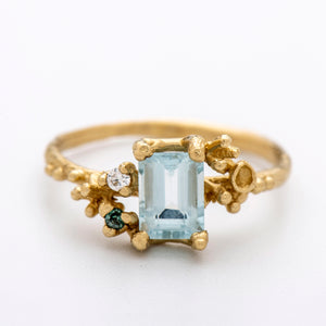 R1019 | Aquamarine Ocean Treasure Ring, Embedded with Blue Colored Diamonds