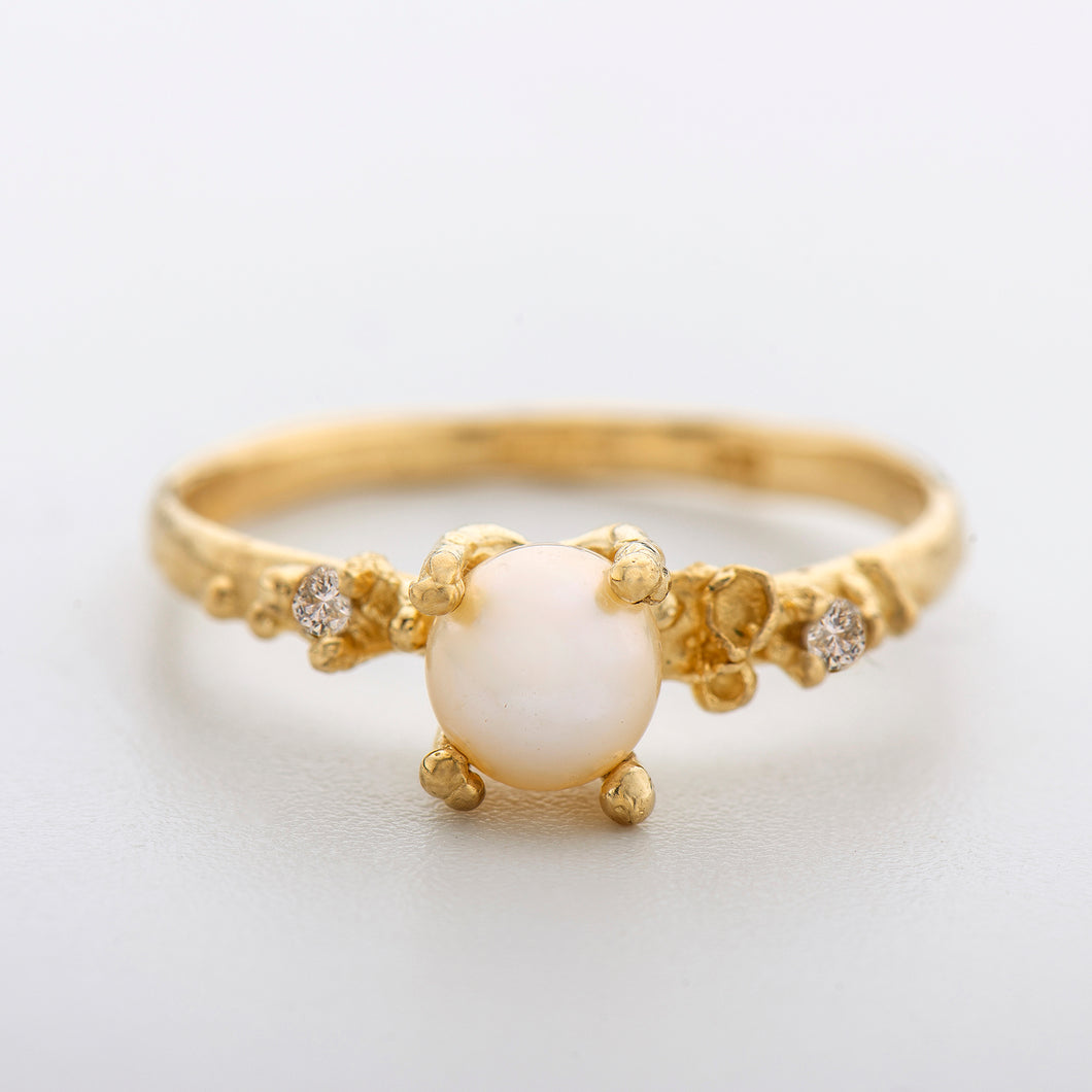R1030 | Mother of Pearl Ring with Champagne Diamonds