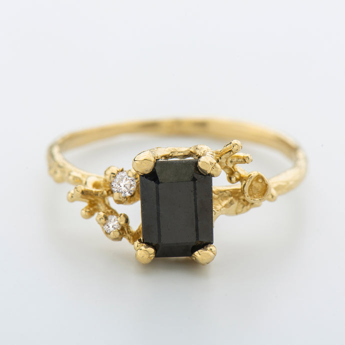 R1033 | Black Sapphire Ocean Treasure Ring